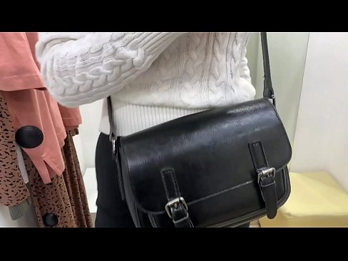 ❤️ فٹنگ روم میں ڈلڈو کے ساتھ نوجوان کتیا فیرل بیری کی عوامی مشت زنی ❤️❌ مقعد فحش  ️❤